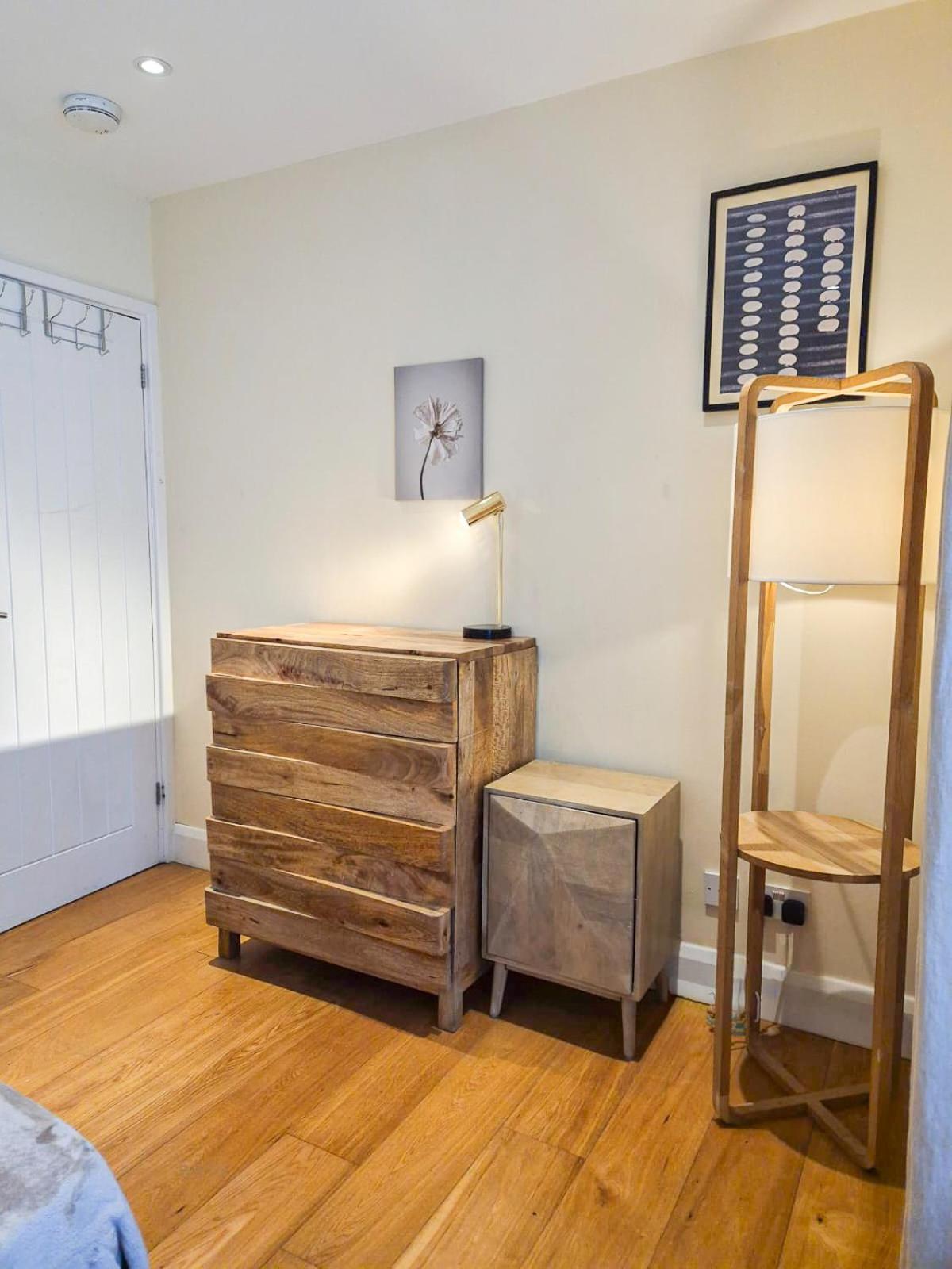 Refined 2 Bedroom Flat Few Steps From The Oval * Londra