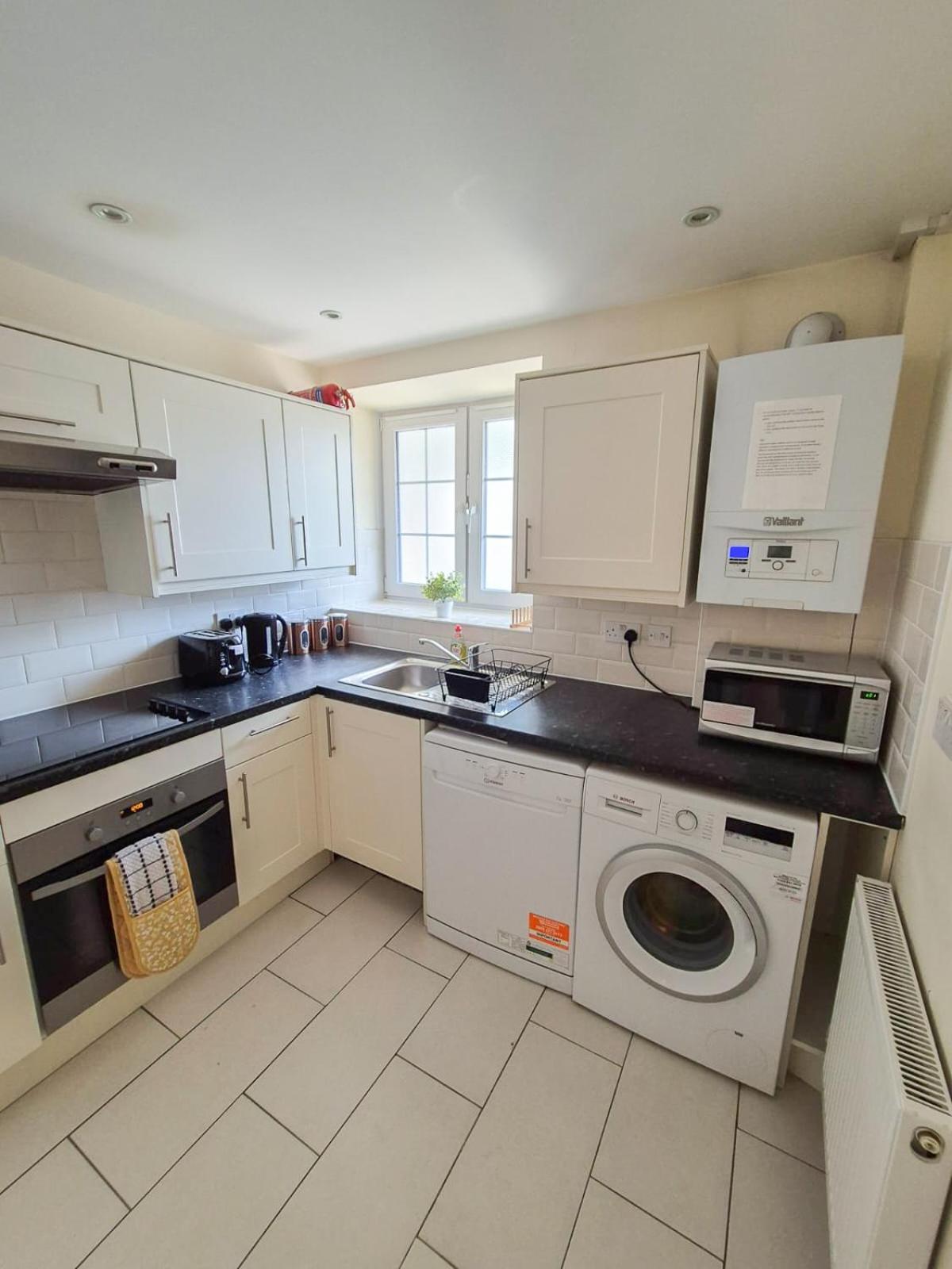 Refined 2 Bedroom Flat Few Steps From The Oval Apartament Londra